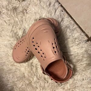 Crocs Classic Clog in Blush Pink